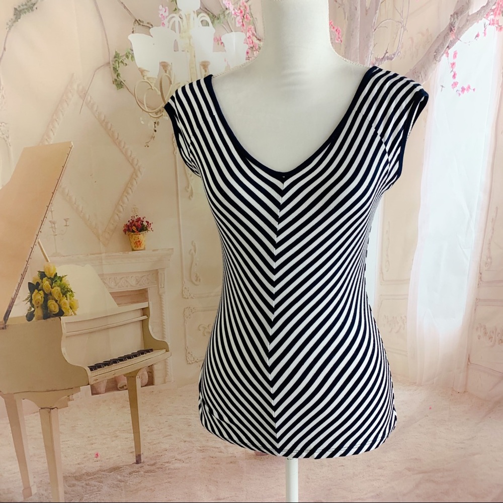 NEW Carmen Marc Valvo Striped V neck Tee Shirt - Picture 2 of 10
